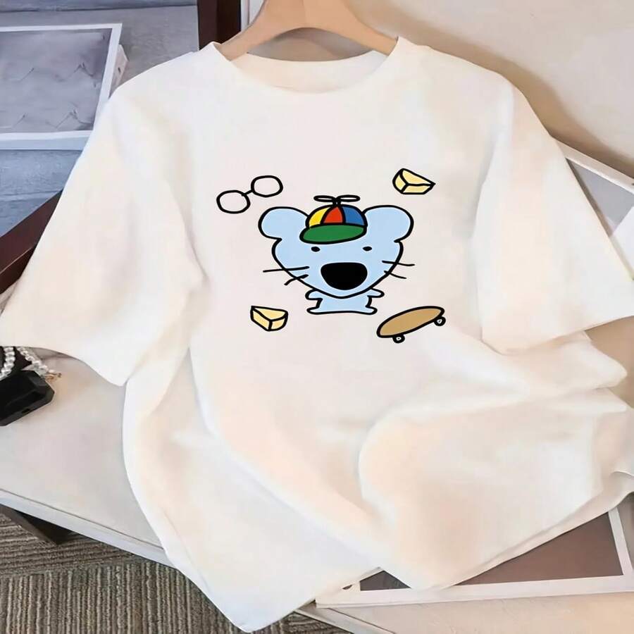 Ropa casual de mujer de hombros caídos, nueva para primavera/verano 2026, ropa elegante de mujer, verano, camiseta de manga corta para mujer, camiseta de manga corta con gráfico de ratón azul claro fantasioso con sombrero de espiral colorido, gafas, queso y patineta, estilo peculiar y adorable - Blanco - Ver 1