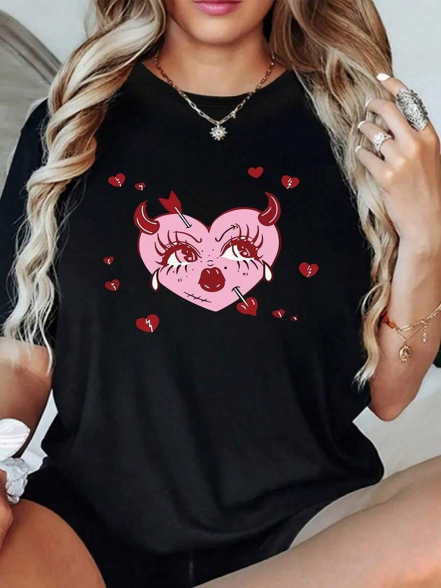 Corazón de Demonio con Cuernos y Corazones Rojos - Camiseta Negra - Estilo Casual, Camiseta 100% con Diseño Gráfico, Cuello Redondo, Manga Corta, Suave y Cómoda, Moda Urbana para Todas las Temporadas, Ropa Casual| Camiseta de Cuello Redondo Y2k - Negro - Ver 1