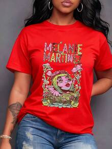 Vibrante ilustración artística de Melanie Martinez con una figura etérea de tez rosada múltiples ojos cabello rubio brillante corona de rosas rodeada de hongos mágicos y follaje exuberante un mundo fantasioso y surrealista Camiseta de mujer 100% algodón,maija mujer curvy. - Rojo - Ver 7
