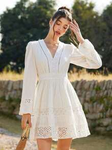 Vestido corto de manga larga para damas con escote en V minimalista y sexy, con diseño de cintura y calado de encaje - Blanco - Ver 1