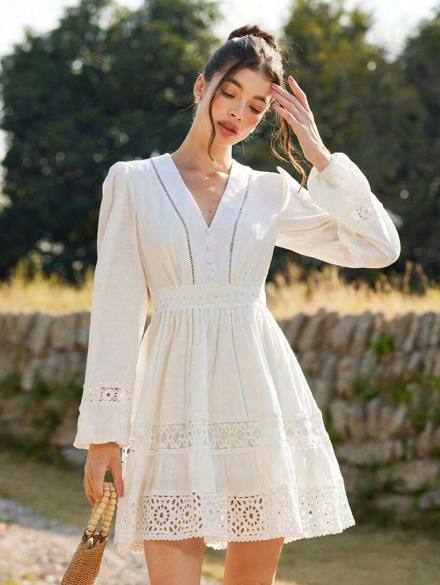 Vestido corto de manga larga para damas con escote en V minimalista y sexy, con diseño de cintura y calado de encaje - Blanco - Ver 1