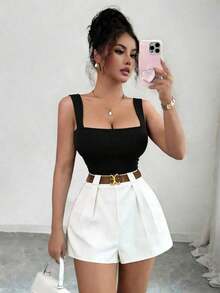 Conjunto casual de vacaciones de 2 piezas para mujer con top ajustado de escote cuadrado en color marrón y shorts de pierna ancha elásticos en la cintura en color blanco, diseño elegante de moda francés primavera/verano 2026 - Blanco y Negro 2 - Ver 2