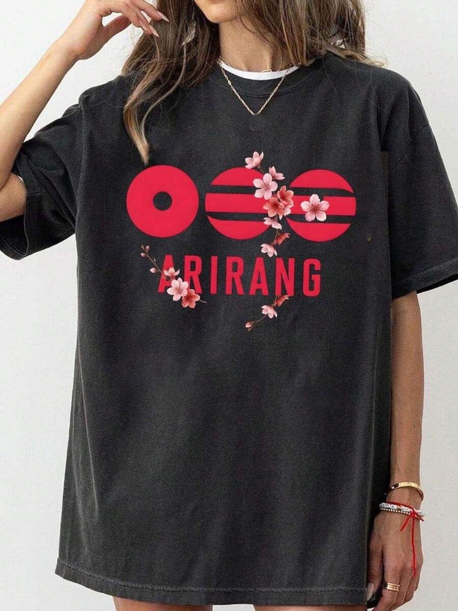 Vintage Arirang  Logo T-shirt, Bangtan Merch 2026, Konserttröja,  Army, Present till -fans, Unisex -tröjor, Konsertkläder, festivalkläder för kvinnor, t-shirt, sommarkläder, festkläder, streetstyle, kläder för varmt väder, semesterkläder, utomhuslek, vardagskläder, perfekt för fester och familjesemester. - Svart - Visa 1