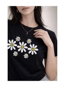 Soft, 100% Cotton Women's Short-Sleeved T-Shirt With A White Daisy Print. A Fresh, Minimalist, And Youthful Floral Design. This Breathable Cotton T-Shirt Goes With Everything-It's Great! - 黑色 - 查看 2