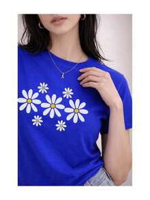 Soft, 100% Cotton Women's Short-Sleeved T-Shirt With A White Daisy Print. A Fresh, Minimalist, And Youthful Floral Design. This Breathable Cotton T-Shirt Goes With Everything-It's Great! - 藍色 - 查看 2