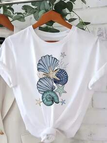 Camiseta blanca de cuello redondo con estampado de vida marina costera, con ilustraciones coloridas de conchas, estrellas de mar y plantas, perfecta para amantes de la playa y entusiastas de la naturaleza. Diseño casual y elegante, ideal para fiestas y vacaciones para adultos. Estilo urbano vintage, camiseta unisex de algodón holgada de manga corta y cuello redondo. - Blanco - Ver 1