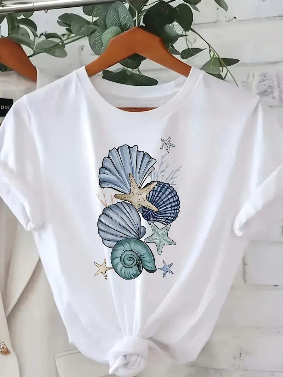 Camiseta blanca de cuello redondo con estampado de vida marina costera, con ilustraciones coloridas de conchas, estrellas de mar y plantas, perfecta para amantes de la playa y entusiastas de la naturaleza. Diseño casual y elegante, ideal para fiestas y vacaciones para adultos. Estilo urbano vintage, camiseta unisex de algodón holgada de manga corta y cuello redondo. - Blanco - Ver 1