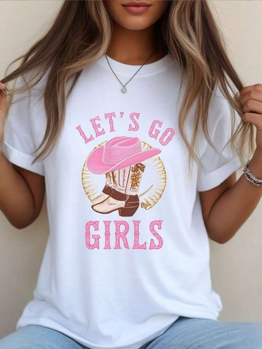 Diseño gráfico con sombrero de vaquera y botas. Camiseta blanca de verano de mujer con cuello redondo y mangas cortas, hecha de material transpirable para uso casual