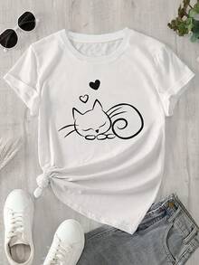 Camiseta suave 100% algodón. Fabricada con 100% algodón puro, esta tela es suave al contacto con la piel, transpirable y absorbe la humedad, garantizando comodidad sin retener el sudor. La prenda presenta un diseño de un gato durmiendo tranquilamente y un patrón de corazones. Camiseta de algodón transpirable, combina con todo y es genial. - Blanco - Ver 3