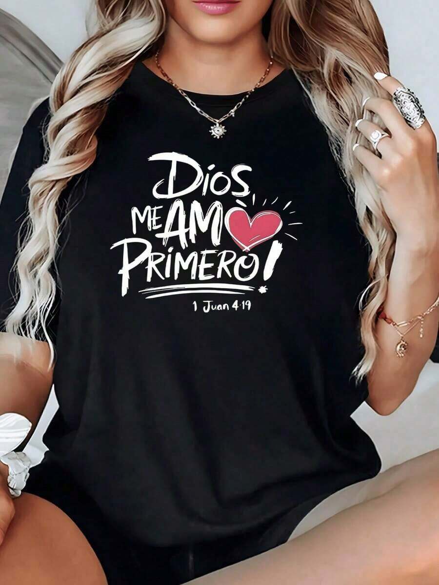 1 Pieza Moda Informal Para Hombres Y WomenLa frase del estampado expresa el amor divino y la gratitud a Dios que amó primero con un corazón rojo resaltando fe y esperanza es cada uno detalle camiseta para mujer algodón suave y cómoda para uso Diario es versátil, fácil de combinar, adecuado para el uso diario, el estilo urbano, los conjuntos de vacaciones y la ropa de fin de semana. - Negro - Ver 1