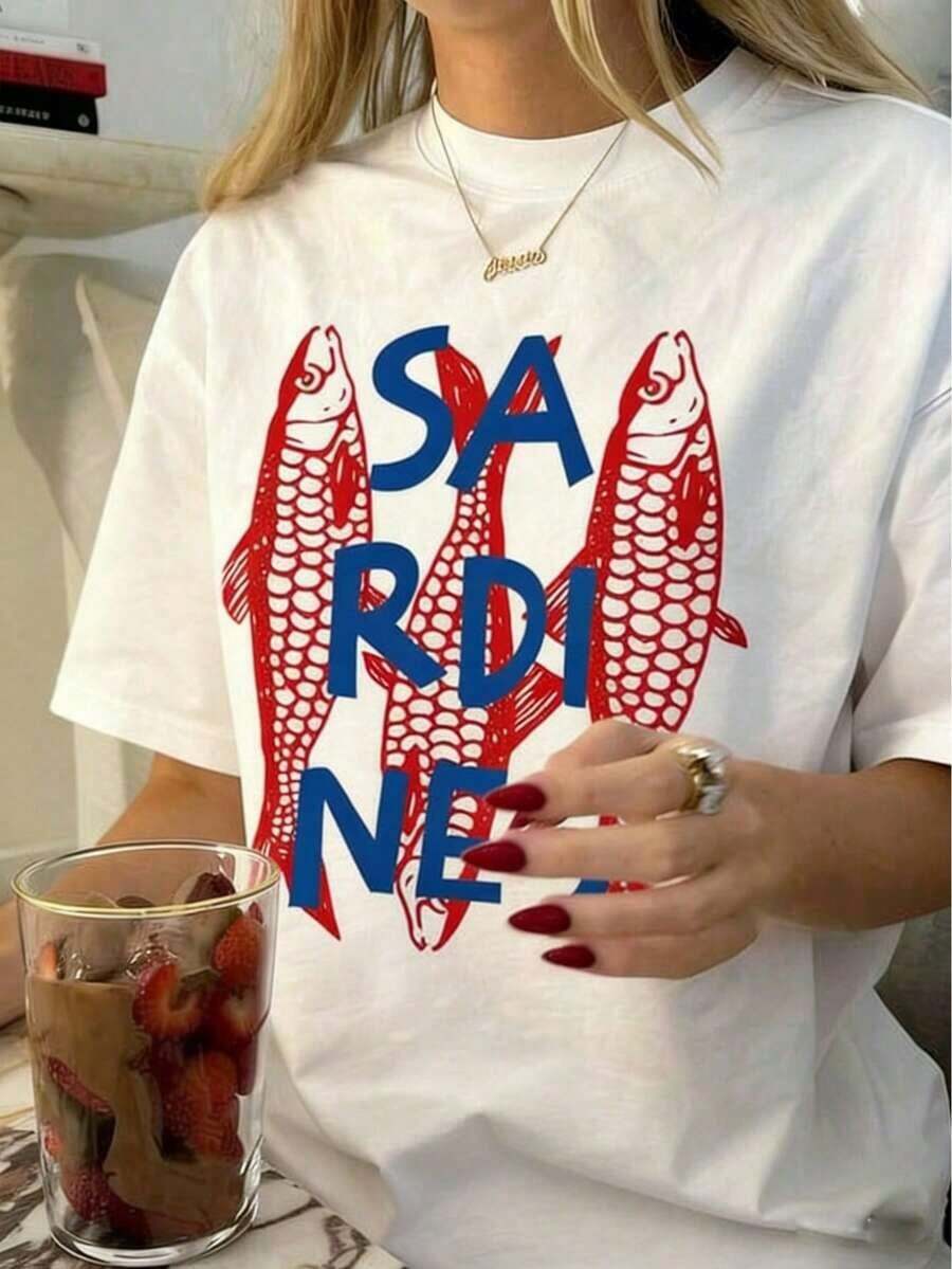 Camiseta gráfica transpirable de corte holgado con estampado de sardinas y la palabra "SARDINES", estilo Y2K estético retro y funky, ropa urbana, top casual de algodón para amantes del marisco, camiseta creativa con temática marina para uso diario, estilo único para hombres y mujeres, top deportivo para mujer. - Blanco - Ver 1