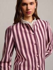 Blusa a rayas, con rayas verticales, cuello redondo, botones forrados en tela, hombros abultados, mangas largas con puños abotonados, look primavera-verano, ideal para cumpleaños o carnaval. - Morado - Ver 8