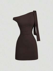 Sweetro Vestido ajustado sexy con volantes en el hombro oblicuo, que ciñe la cintura, estilo francés chic, minifalda ajustado - Marrón Chocolate - Ver 7