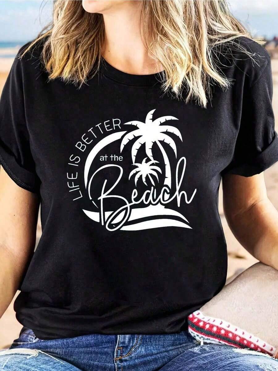 Camiseta de manga corta para mujer, talla grande, con estampado de cocotero y eslogan escrito a mano, diseño "LA VIDA ES MEJOR EN LA PLAYA", cuello redondo, estilo casual, para primavera/verano. Animado, Para, Al Aire Libre, Para Viajes Diarios, Versátil, Ropa Elegante 2026 - Esencial para un Verano Acogedor y Estilo Casual Chic de Ocio - Negro - Ver 1