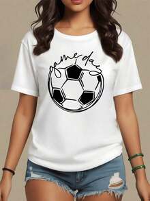 Balón de fútbol rodeado por la frase game day que simboliza la pasión y energía de los días de partido resaltando el espíritu deportivo y la motivación femenina camiseta de mujer 100% algodón casual cómoda,maija mujer curvy. - Blanco - Ver 1