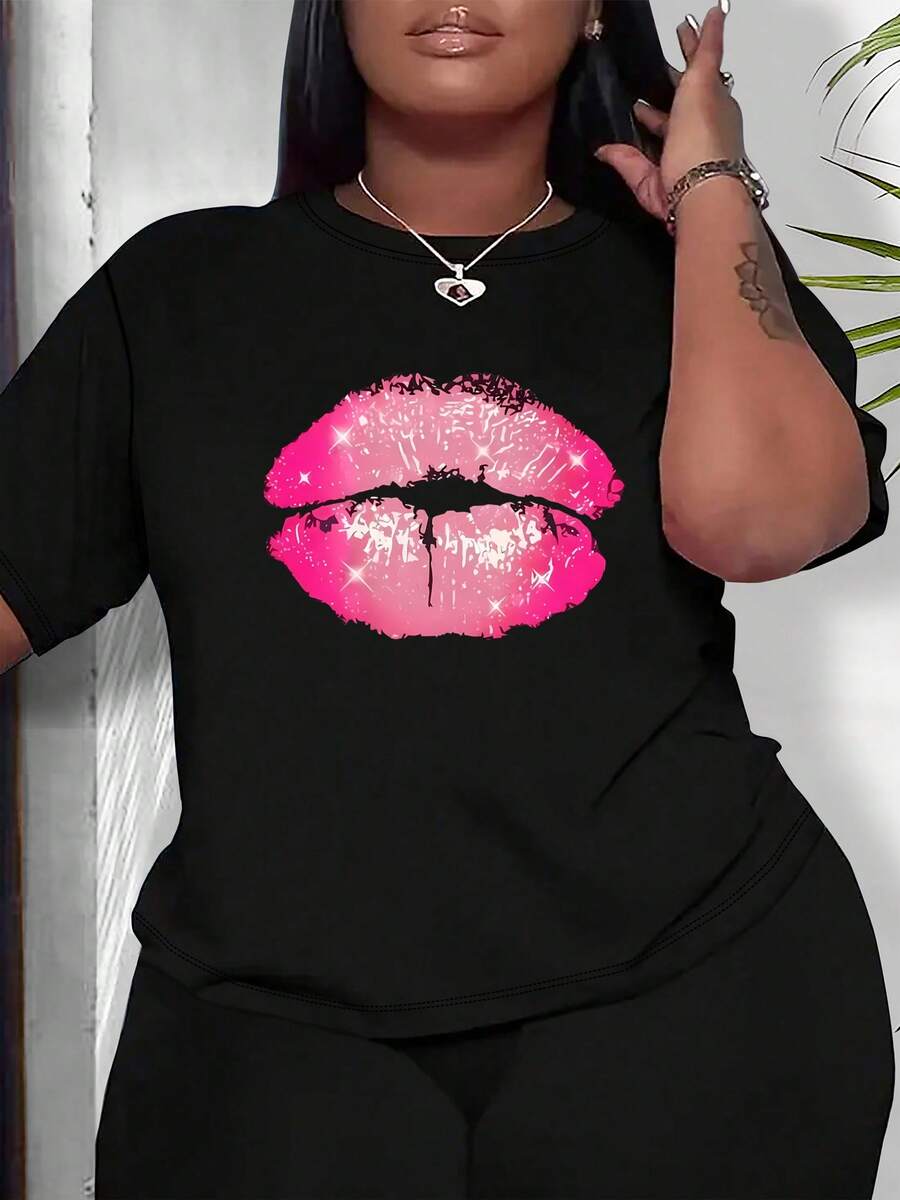 Camiseta negra de algodón 100% para mujer de talla grande con estampado de labios rosados - Corte holgado, informal para uso diario, lavable a máquina, apta para tallas grandes. - Negro - Ver 1