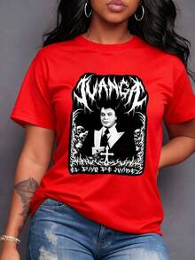 Figura icónica de cantante con ojos blancos rodeada de calaveras y ramas espinosas texto gótico superior Juangal cruz invertida inferior aura enigmática única perfecta para seguidores del rock alternativo y cultura pop Camiseta de mujer 100% algodón. ,maija mujer curvy. - Rojo - Ver 1