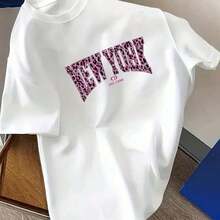 Women's 'NEWYORKEST.1990' T-Shirt With Pink Leopard Print, Adorned With Bold Retro Typography And An Attractive Wild Animal Pattern, With Premium Wear-Resistant Print That Stays Vivid Wash After Wash, Offering A Stylish And Modern Style, Ideal For Everyday Wear And Chic Urban Outings. - 白色 - 查看 7
