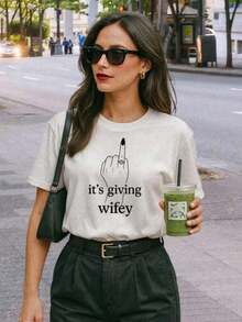 1 pieza Camiseta "It's Giving Wifey" – Camiseta para Futura Novia, Atuendo, Regalo para Despedida de Soltera, Top Estético para Novia, Atuendos de Verano para Mujer, Atuendos de Vacaciones para Mujer, Elegantes, 180g 100% Algodón - Blanco - Ver 1