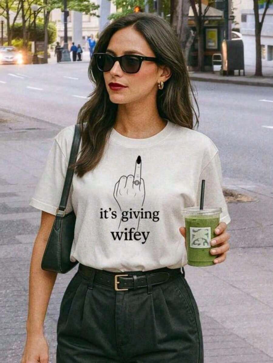 1 pieza Camiseta "It's Giving Wifey" – Camiseta para Futura Novia, Atuendo, Regalo para Despedida de Soltera, Top Estético para Novia, Atuendos de Verano para Mujer, Atuendos de Vacaciones para Mujer, Elegantes, 180g 100% Algodón - Blanco - Ver 1