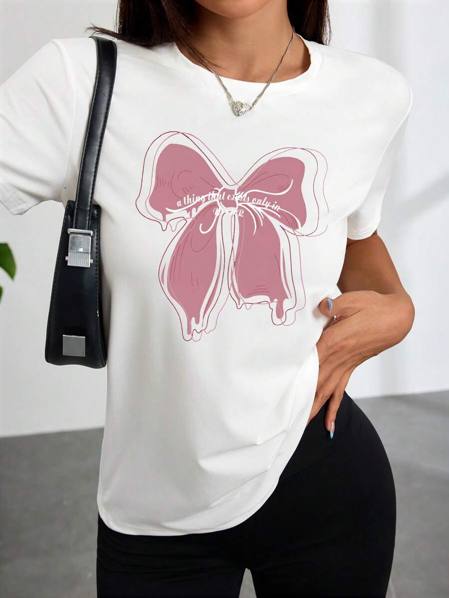 Camiseta blanca de mujer con estampado frontal de un arco rosado con la frase 'Una cosa que existe solo en mi mente', perfectara un uso cómodo y informal durante las salidas diarias y el ocio