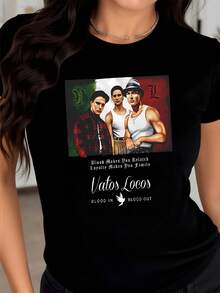 Tres figuras frente a los colores de la bandera combinan fuerza amistad y orgullo con mensajes sobre lealtad y unión reflejando espíritu urbano auténtico camiseta de mujer moderna casual ideal para expresar carácter firme y conexión cultural - Negro - Ver 8