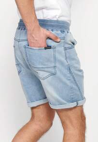 Koroshi Pantalón Corto Jogger Denim Hombre – KOROSHI composición 83% Algodon, 14% Poliester, 3% Elastano AZUL CL / LIGHT BLUE Tallas S/M Bermuda jogger versátil y cómoda, con cintura elástica ajustable con goma y cordón, y acabado en vuelta. - Celeste - Ver 6