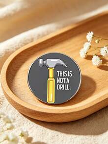 1 chiếc ghim cài áo hình búa in chữ "This Is Not A Drill" (Đây không phải là diễn tập), phụ kiện cài áo. Được làm từ hợp kim kẽm, thích hợp để cài lên áo khoác và ba lô, món quà hoàn hảo cho bạn bè. - Nhiều màu - Xem 9