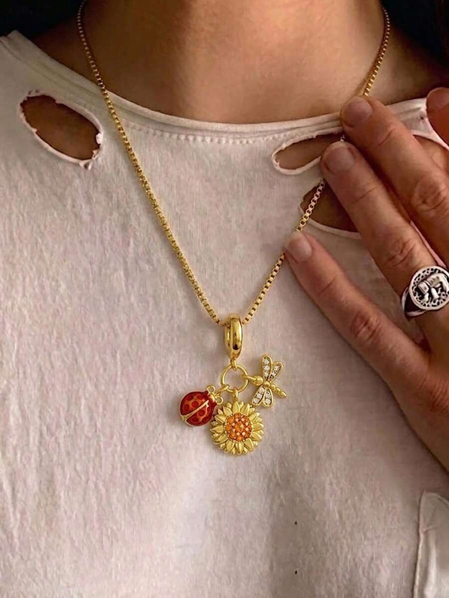 这款甜美精致的田园风项链，配有多个吊坠，包括雏菊、蜜蜂、蜻蜓和瓢虫。项链采用金色不锈钢材质，盒式链设计，适合女性和女孩佩戴，时尚百搭，是夏季、全年海滩派对以及个性化昆虫项链的完美之选。 - 金色 - 查看 1