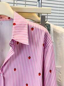 Blusa de mujer con cuello polo, estampado de corazones y rayas - Camisa casual de manga larga con botones, adecuada para uso diario en primavera, verano y otoño - Fresa rosa - Ver 5
