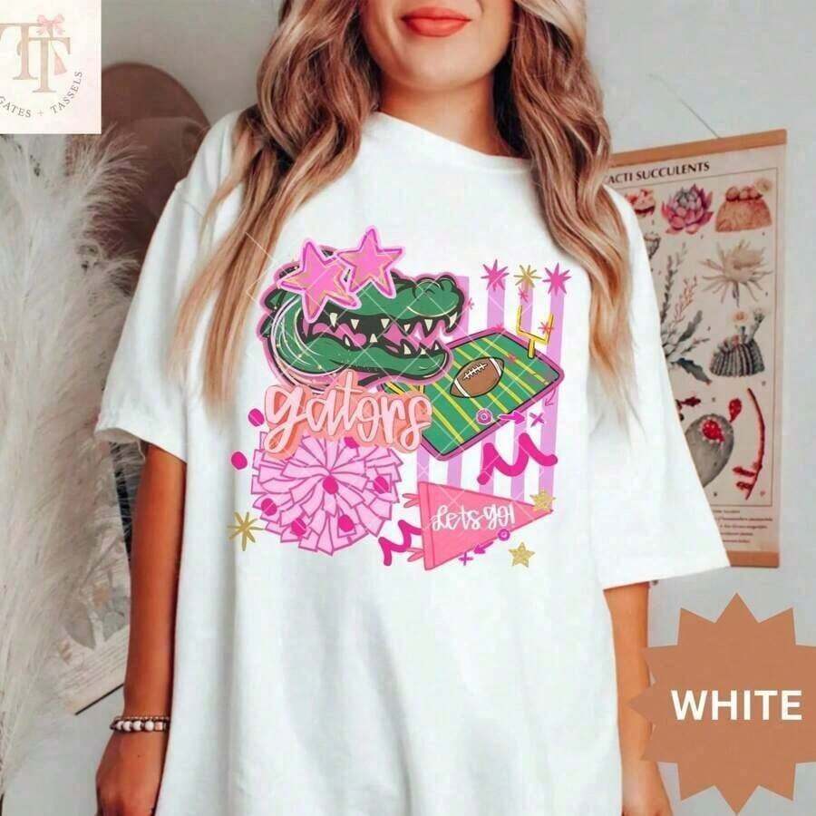 1 camiseta de fútbol universitario Gators Game Day, vintage de Florida, linda para chica o niño, regalo de Navidad para estudiante, camiseta de algodón grueso Gainseville Swamp Taiate. Ofrece un ajuste estructurado, una sensación suave y durabilidad a largo plazo. Perfecta para un estilo casual, para usar en capas o como prenda esencial de uso diario, es transpirable pero resistente: tu nueva camisa favorita. 180g 100% algodón, los diseños están impresos. Unisexo. - Blanco 4 - Ver 1