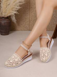 Giày sandal đế xuồng móc họa tiết hoa phong cách Boho, sandal bít mũi có quai điều chỉnh được. - Màu be - Xem 4