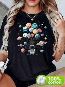 Astronaut Holding Balloons That Look Like Planets Symbolizes Human Curiosity And The Desire To Explore Infinite Universes In Harmony. Women's 100% Cotton T-Shirt - Vintage Street Style Unisexoose Cotton Short Sleeve Crew Neck T-Shirt - 黑色 - 查看 1