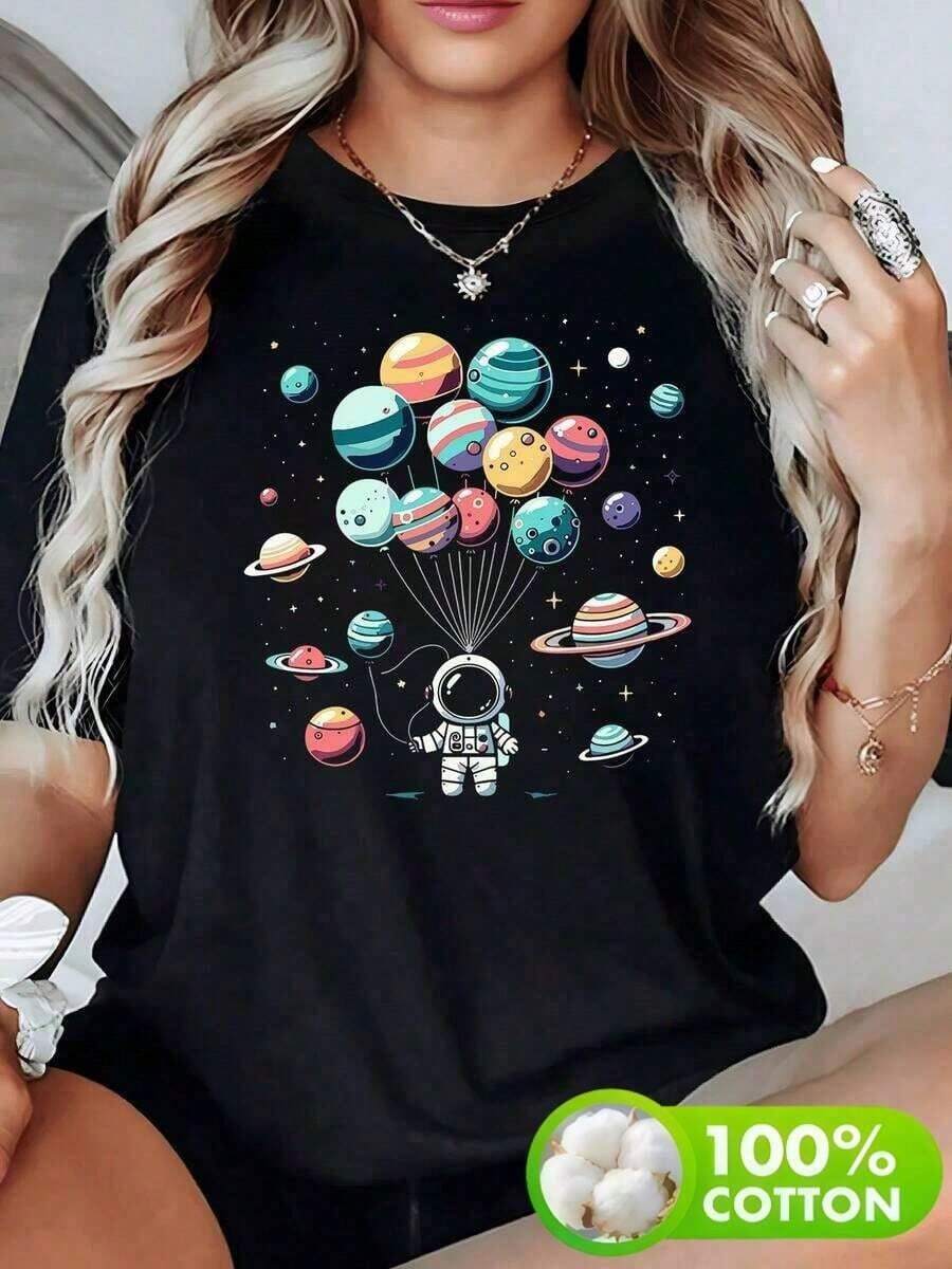 Astronaut Holding Balloons That Look Like Planets Symbolizes Human Curiosity And The Desire To Explore Infinite Universes In Harmony. Women's 100% Cotton T-Shirt - Vintage Street Style Unisexoose Cotton Short Sleeve Crew Neck T-Shirt - 黑色 - 查看 1