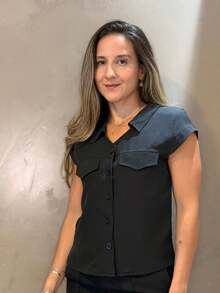 Blusa Feminina Social Com Bolso na Frente Manga Curta Qualidade Impecável Botões Frontais - Preto - Visão 3