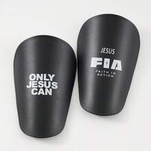 Espinilleras de fútbol con patrones de proverbios bíblicos y fe cristiana, de 10 x 6 cm, adecuadas para adolescentes y adultos - cruz - Ver 10
