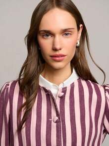 Blusa a rayas, con rayas verticales, cuello redondo, botones forrados en tela, hombros abultados, mangas largas con puños abotonados, look primavera-verano, ideal para cumpleaños o carnaval. - Morado - Ver 5