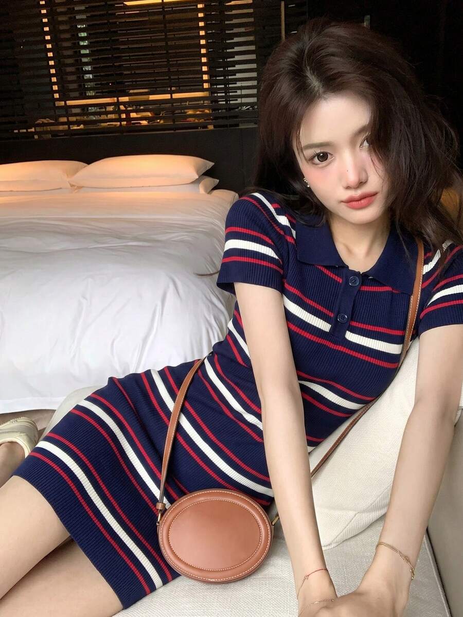 2026夏季新款撞色条纹Polo领短袖罗纹针织修身迷你连衣裙,甜美少女风,修身显瘦,优雅休闲,适合日常、海滩、派对、音乐节等场合。 - 藏青色 - 查看 1