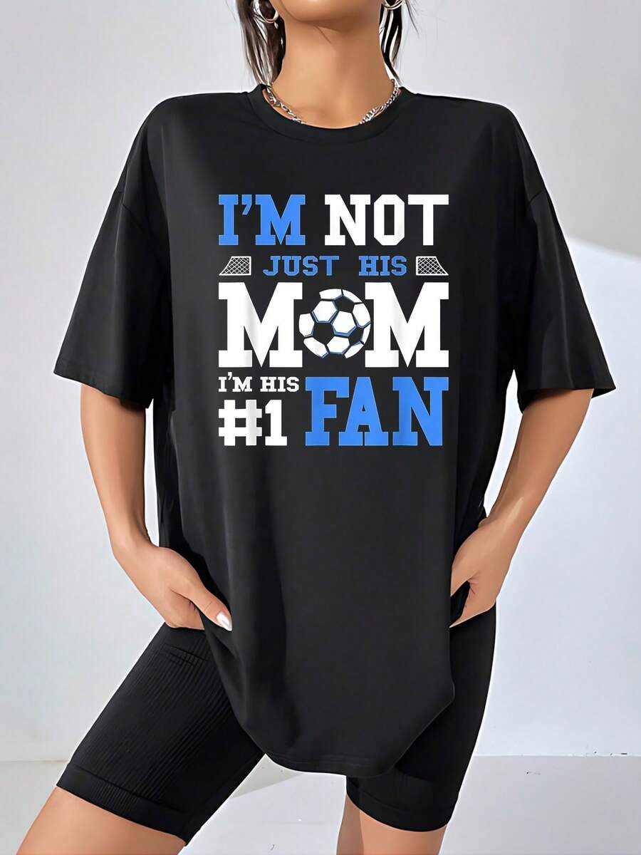 Camiseta de mujer con mensaje que expresa el orgullo y amor de una madre por su hijo futbolista mostrando que apoya su pasión por el deporte y celebra ser su mayor admiradora 100% algodón cómoda y perfecta para uso diario - Negro - Ver 1