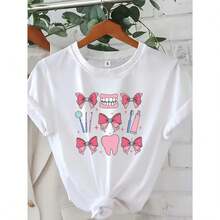 Women's Dental Theme T-Shirt - Soft, Relaxed Fit Short Sleeve T-Shirt With Pink Bow And Toothbrush Print, Dentist Clothing, Machine Washable Casual T-Shirt For Dental Assistants And Hygienists - [白色的] - 查看 1