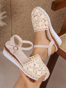 Giày sandal đế xuồng móc họa tiết hoa phong cách Boho, sandal bít mũi có quai điều chỉnh được. - Màu be - Xem 1