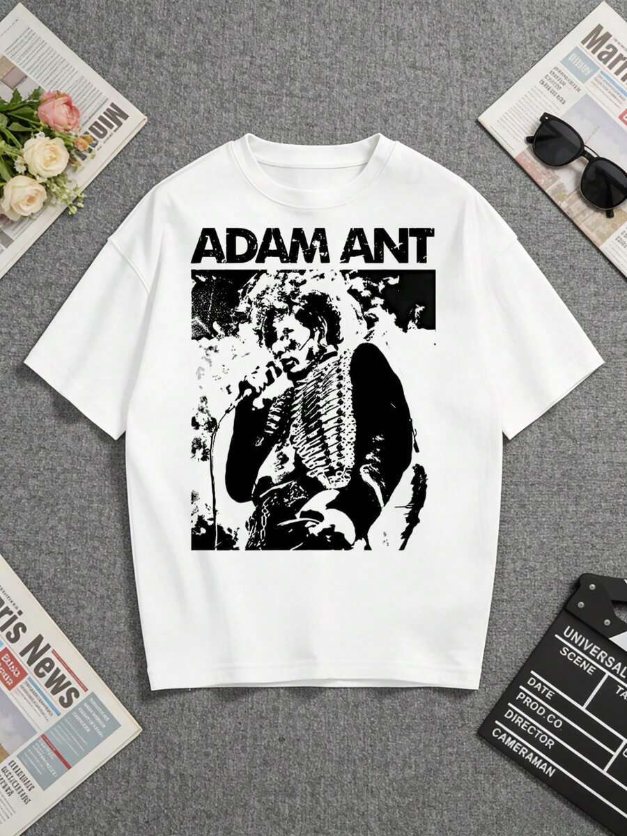 Camiseta blanca, con un llamativo diseño gráfico de "Adam Ant". Perfecto para los amantes de la moda retro y los entusiastas de la música. Ideal para uso casual o como un regalo único para alguien que aprecia el rock clásico y los estilos originales. Una camiseta de manga corta adecuada para el hogar, el uso diario, fiestas y viajes, perfecta como regalo para amigos o familiares. - Blanco - Ver 1