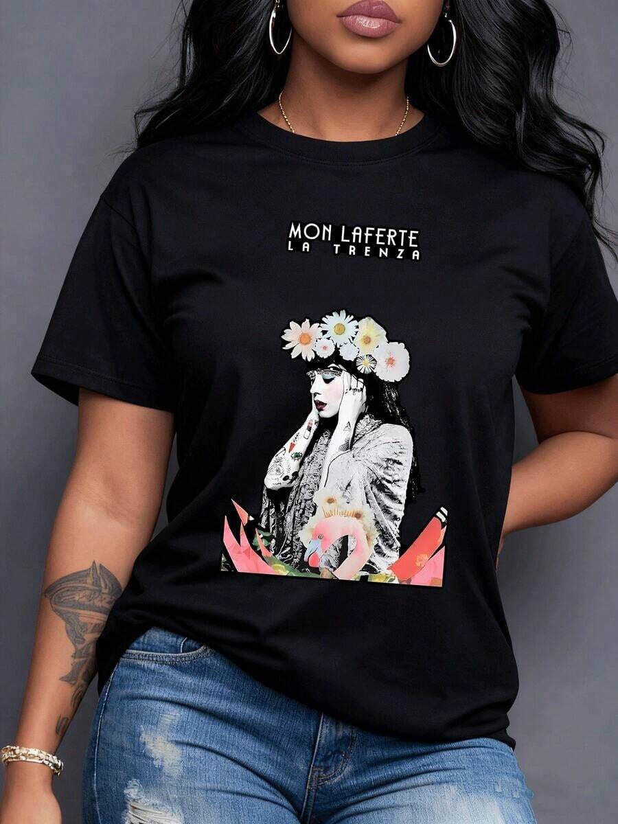 Portrait Of A Woman With A Daisy And Flower Crown And Tattooed Arms. A Pink Flamingo Next To Tropical Foliage Creates A Bold Composition. This Image Expresses Art, Nature, And Individual Strength. Women's T-Shirt, 100% Cotton, Maija Women's Curvy. - 黑色 - 查看 1