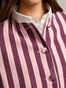Blusa a rayas, con rayas verticales, cuello redondo, botones forrados en tela, hombros abultados, mangas largas con puños abotonados, look primavera-verano, ideal para cumpleaños o carnaval. - Morado - Ver 7
