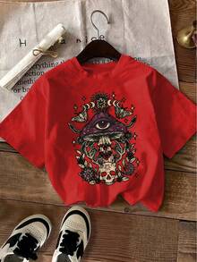 Size Plus, This T-Shirt Features A Fantastical Design Incorporating Occult Symbols, Including A Levitating Eyeball, A Flying Agaric Mushroom, An Ouroboros, A Skull, And Lunar Phases-All Surreal Elements. The Overall Visual Style Blends Dark Magic And Cosmetics. - 紅色 - 查看 5