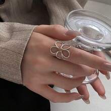 Un anillo de flor de margarita retro y exagerado con calado - Plateado - Ver 4