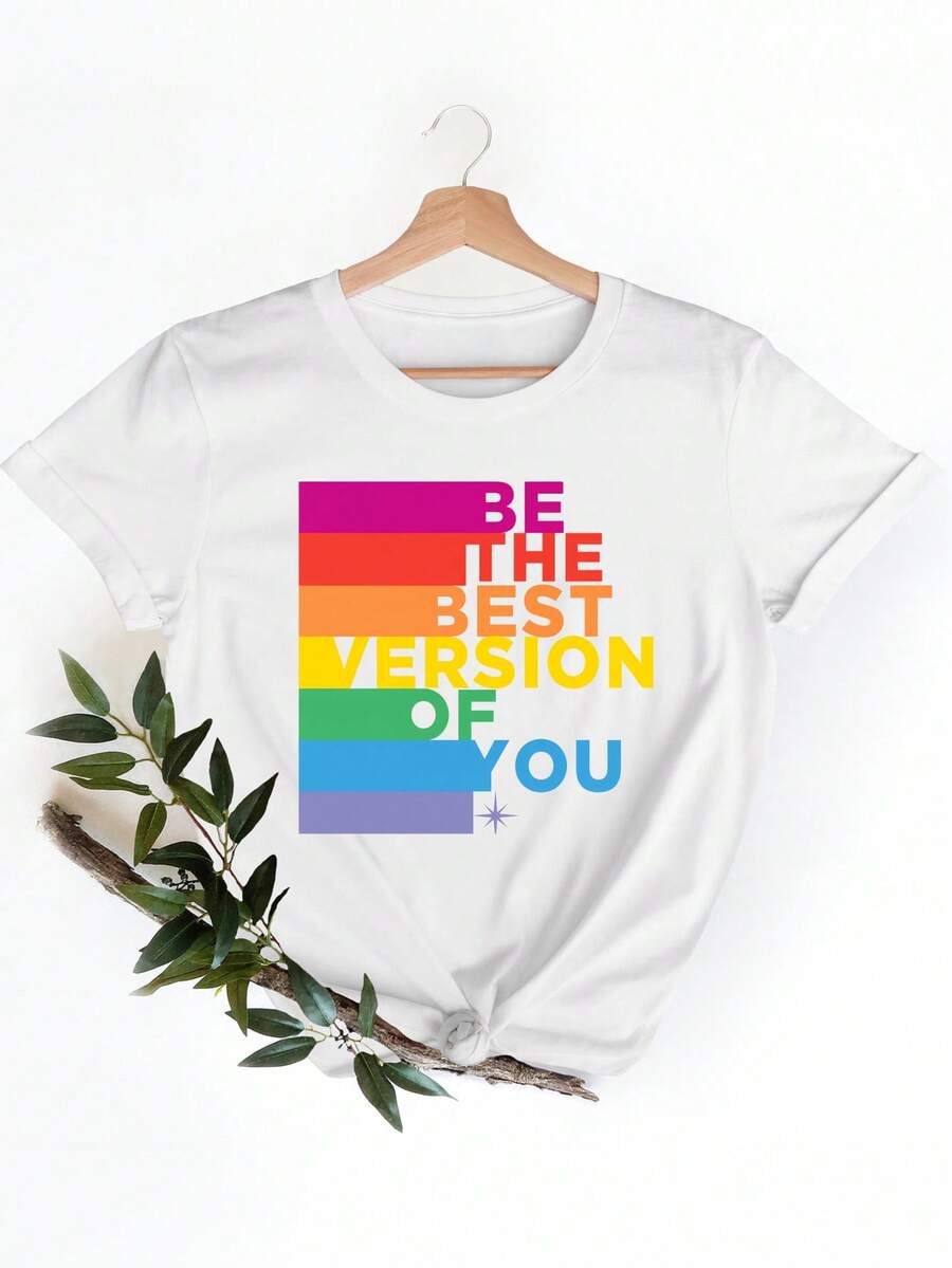 Camiseta blanca de mujer con un estampado de arco iris colorido con la frase motivacional 'Sea la mejor versión de ti', perfectara el uso casual durante las salidas diarias y