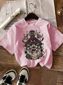 Size Plus, This T-Shirt Features A Fantastical Design Incorporating Occult Symbols, Including A Levitating Eyeball, A Flying Agaric Mushroom, An Ouroboros, A Skull, And Lunar Phases-All Surreal Elements. The Overall Visual Style Blends Dark Magic And Cosmetics. - 粉色 - 查看 5