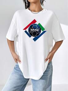 Balón de fútbol con el número 2026 rodeado por formas geométricas rojas verdes y azules que simbolizan unión energía y pasión por el deporte camiseta de mujer 100% algodón cómoda moderna y perfecta para fanáticas del fútbol mundial - Blanco - Ver 6