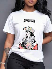Portrait Of A Woman With A Daisy And Flower Crown And Tattooed Arms. A Pink Flamingo Next To Tropical Foliage Creates A Bold Composition. This Image Expresses Art, Nature, And Individual Strength. Women's T-Shirt, 100% Cotton, Maija Women's Curvy. - 白色 - 查看 1